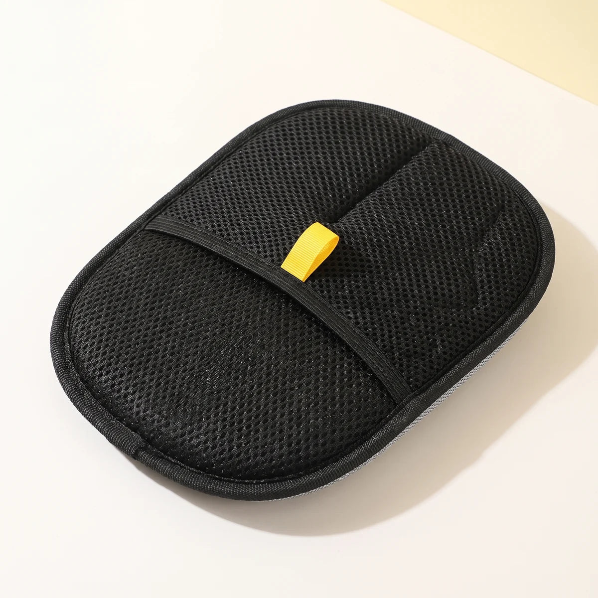 Le gant Meto, face en maille noire et languette jaune